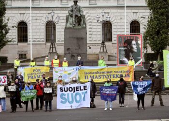 Mielenosoittajat vaativat tiistaina hallitukselta ilmastotekoja ja niistä sopiminen siirtää kaksipäiväiseksi kaavaillun budjettiriihen ainakin torstaihin.