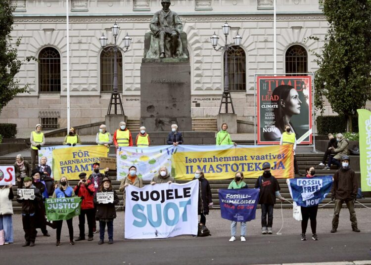 Mielenosoittajat vaativat tiistaina hallitukselta ilmastotekoja ja niistä sopiminen siirtää kaksipäiväiseksi kaavaillun budjettiriihen ainakin torstaihin.