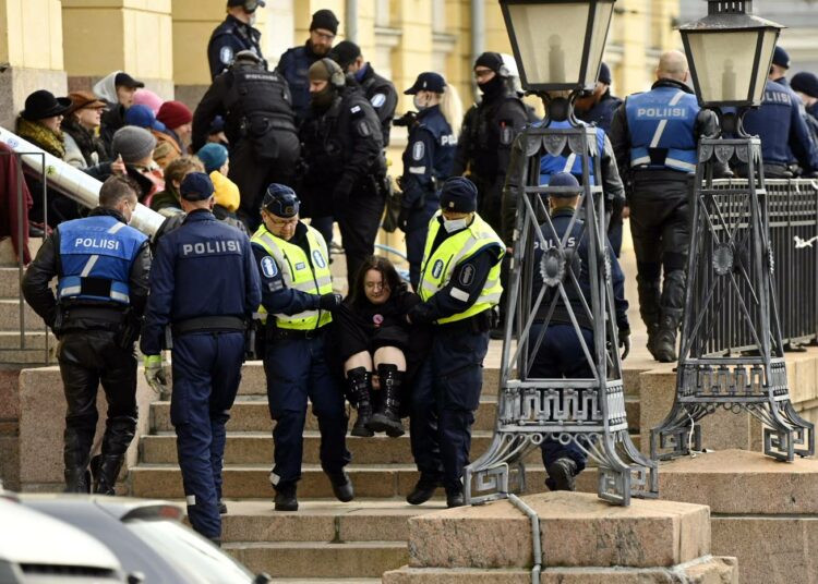 Poliisin toimintaa Elokapinan mielenosoituksissa selvittää myös Poliisihallitus.