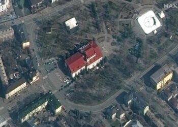 Satelliittiyhtiö Maxarin julkaisema ilmakuva Venäjän myöhemmin tuhoamasta teatterista Mariupolissa. Sen molemmin puolin oli kirjoitettu venäjäksi ”lapsia”.