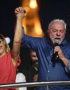 Lula da Silva esiintyi vaimonsa Rosangela da Silvan kanssa presidentinvaalien ratkettua Sao Paulossa.
