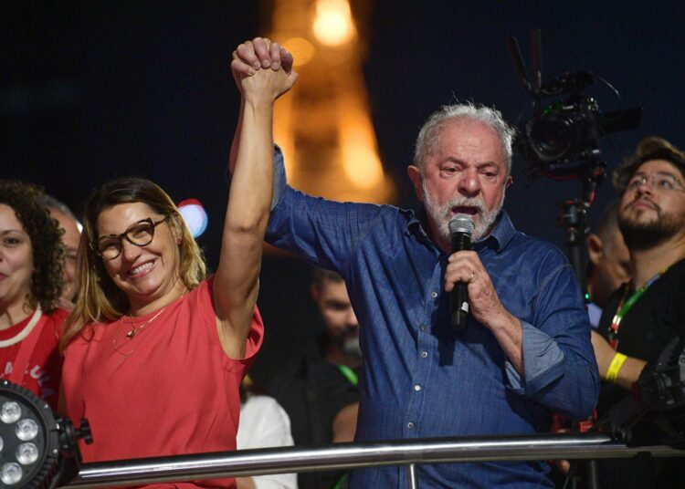 Lula da Silva esiintyi vaimonsa Rosangela da Silvan kanssa presidentinvaalien ratkettua Sao Paulossa.