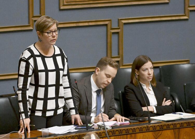 Krista Mikkonen (vasemmalla), Petri Honkonen ja Li Andersson.