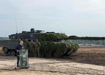 Saksan liittokansleri Olaf Scholz kuvattiin viime lokakuussa Leopard 2 -tankin vierellä.