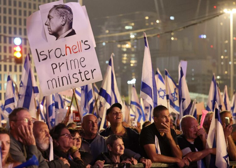 Israelilaisia osoittamassa mieltään Benjamin Netanjahun hallitusta vastaan lauantaina 4. maaliskuuta.