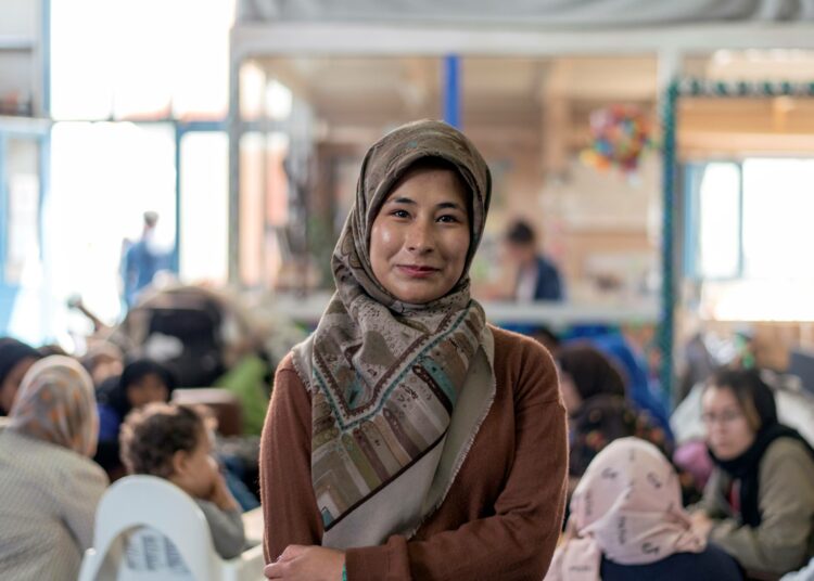 Zohra käy usein WWBT:n hyvinvointikeskuksessa. Hän kiittelee paikallisia, jotka tuovat keskukseen vaatteita ja kenkiä pakolaisia varten.