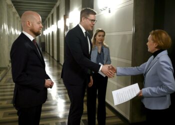Jussi Saramo, Antti Lindtman ja Sofia Virta jättivät perjantaina välikysymyksen eduskunnan lainsäädäntöjohtaja Tuula Kulovedelle.