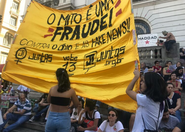 Brasilian syksyn 2018 presidentinvaalien alla Rio de Janeirossa järjestettiin mielenosoitus, jossa Jair Bolsonaron vastustajat syyttivät häntä valeuutisten ja vihapuheen levittämisestä.