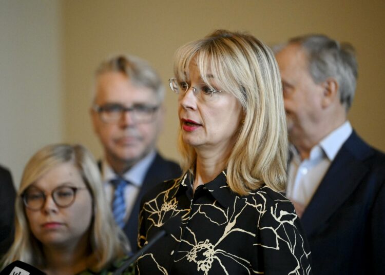 SDP:n eduskuntaryhmän puheenjohtaja Tytti Tuppurainen kertoi, miksi puolue on mukana velkajarrussa.