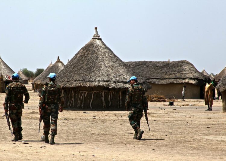 Arkistokuvassa rauhanturvaajia kylässä Etelä-Sudanissa.