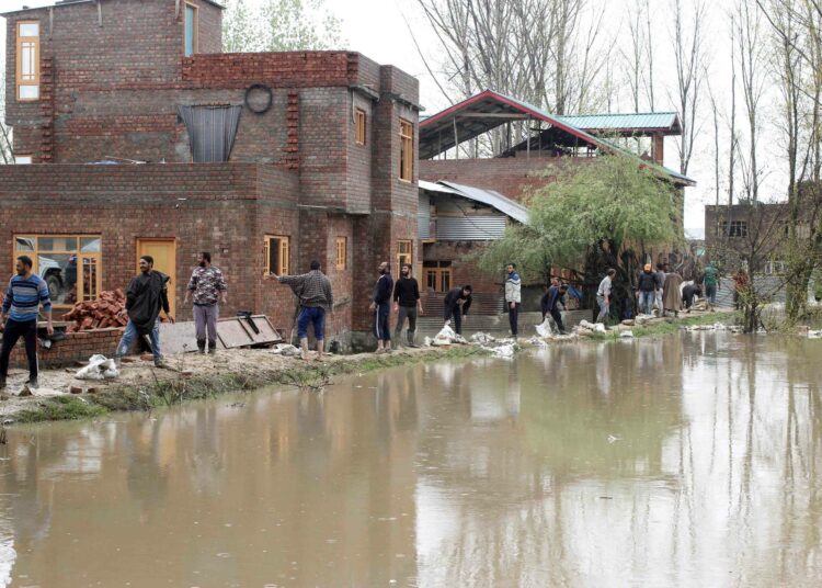 Srinagarin asukkaat pinoavat hiekkasäkkejä suojellakseen kotejaan tulvilta Kashmirin pääkaupungissa vuonna 2025
