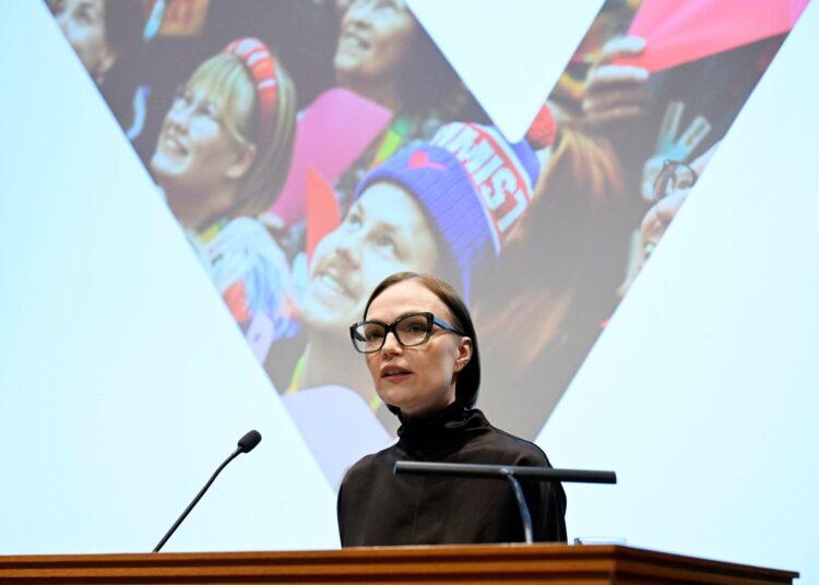 Minaj Koskela puhui lauantaina vasemmistoliiton puoluevaltuustolle.