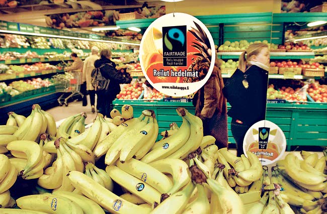 Monet Reilun kaupan tuotteista ovat kahvin, banaanin ja appelsiinin kaltaisia perushyödykkeitä, joita kulutetaan taloustilanteesta riippumatta. Kuvassa Reilun kaupan banaaneja helsinkiläisessä S-marketissa.