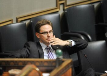 Valtiovarainministeri Jyrki Katainen kuunteli, kun eduskunta antoi kyytiä niin Kreikalle kuin sille luvatulle lainalle.