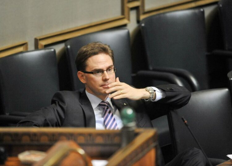 Valtiovarainministeri Jyrki Katainen kuunteli, kun eduskunta antoi kyytiä niin Kreikalle kuin sille luvatulle lainalle.