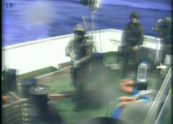 Turkkilaisen Cihan News Agency tv-kanavan kuvaa avustussaattueen suurimmalle laivalle Mavi Marmaralle tunkeutuneista Israelin sotilaista.