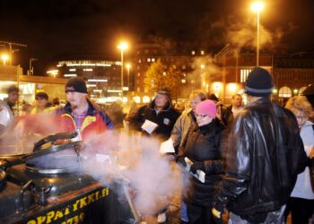 Mielenosoituskulkue koottiin Hakaniemen torilla, jolla vietettiin Helsingin Asunnottomien yön tapahtumaa.