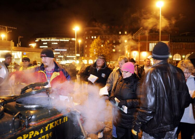 Mielenosoituskulkue koottiin Hakaniemen torilla, jolla vietettiin Helsingin Asunnottomien yön tapahtumaa.