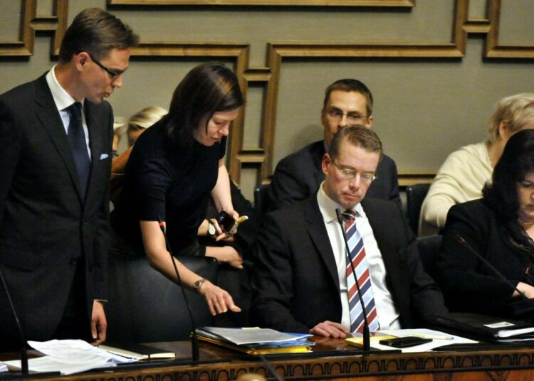 Ministerit Jyrki Katainen, Anni Sinnemäki, Stefan Wallin ja Anne Holmlund eduskunnan suullisella kyselytunnilla 18. marraskuuta.