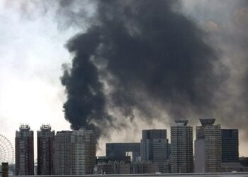 Tokiossa asti ilmaan nousi mustaa savua maanjäristyksen ja tsunamin aiheuttamien tuhojen jäljiltä.