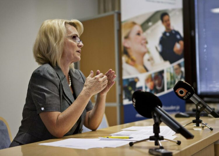 Sisäministeri Päivi Räsänen vastasi toimittajien kysymyksiin aseturvallisuuden parantamisesta.