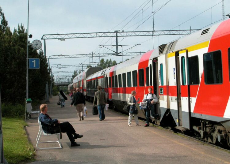 STTK on tyytyväinen lisäpanostuksesta raideliikenteeseen.