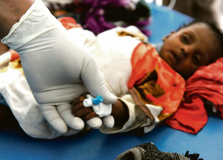 Nelikuista Hamsaa hoidetaan sairaalassa Mogadishussa. Unicefin mukaan viimeksi kuluneiden kahden kuukauden aikana 100 000 ihmistä on tullut Somalian sodan repimään pääkaupunkiin etsimään ruokaa ja lääkkeitä.