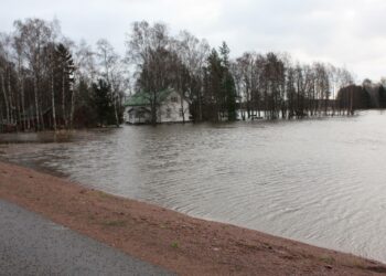 Kaakkois-Suomen rannikolla esimerkiksi Haminassa jotkut rakennukset joutuivat veden saartamiksi.