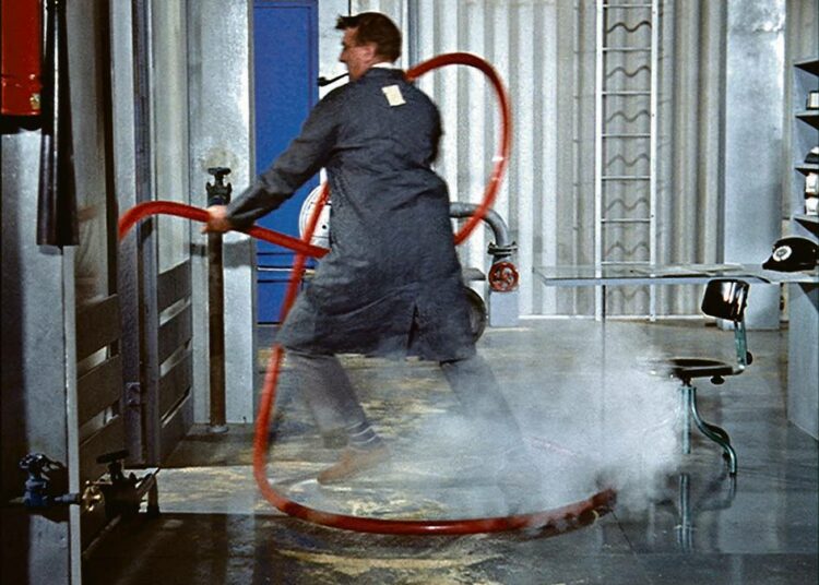 Enoni on toista maata on Jacques Tatin mestariteos herra Hulot’n yrityksistä tulla toimeen sisarensa huippumodernin ja koneistetun unelmakodin kanssa.