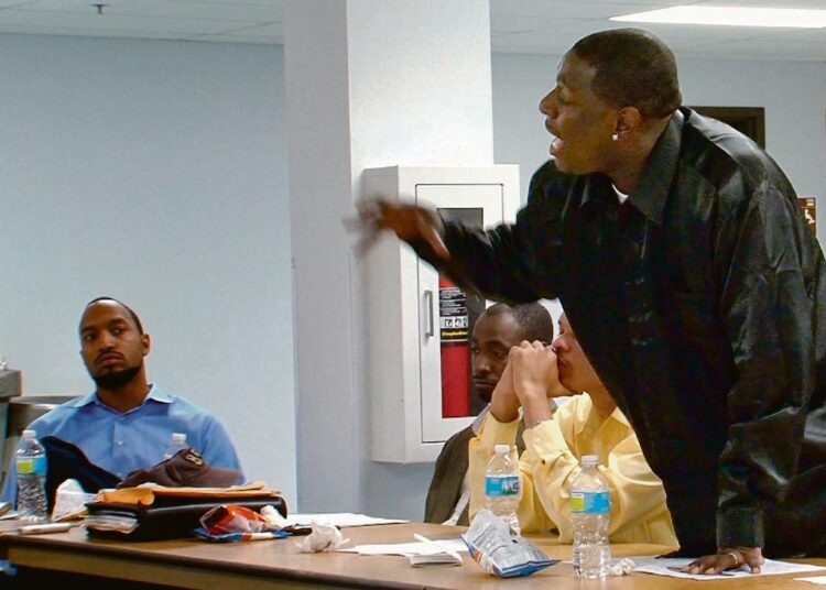 Ohjaaja Joe Davidow tutkii amerikkalaisen yhteiskunnan rakenteisiin piilotetun rotusorron mekanismeja. Kuvassa Yhteisön jengihallinta -kokous Chicagossa.