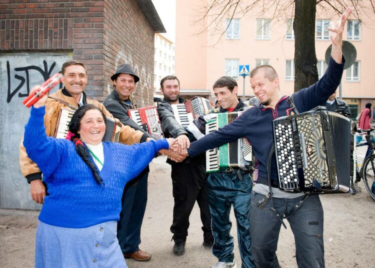 Ilie Sile, Dumitru Stanciu, Ion Luca, Calin Marian, Robina Stanciu ja Kimmo Pohjonen esiintyvät Esplanadin lavalla sunnuntaina 13. toukokuuta.