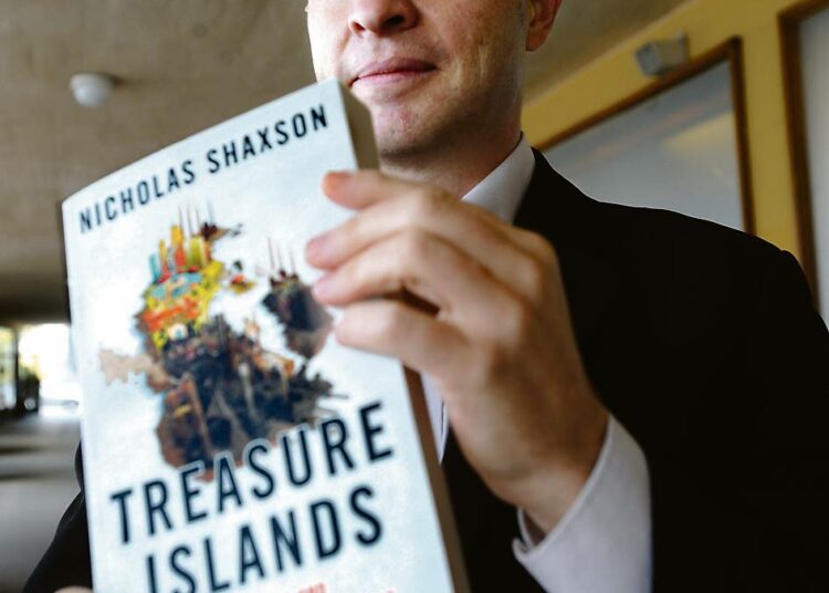 Nicholas Shaxson esitteli viime syksynä veroparatiiseja käsittelevää kirjaansa, joka nyt on ilmestynyt myös suomeksi.