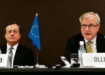EKP:n pääjohtaja Mario Draghi  (vas.) on sanonut hallitusten menettäneen jo kauan sitten vallan omiin asioihinsa. Olli Rehnin rohkeus ei riitä markkinavallan haastamiseen.