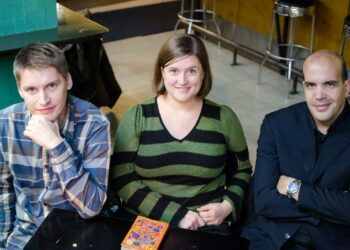 Kansainvälinen Solidaarisuustyö on aloittanut Länsi-Sahara -kampanjan. Kuvassa kampanjan koordinaattorin Antti Kurkon ja järjestön puheenjohtajan Saila Ruuthin kanssa on äsken Suomessa vieraillut ”Salah Mohammed”, joka on osallistunut Länsi-Saharan itsenäisyyttä ajavaan vastarintaliikkeeseen. Kampanjasta kerrotaan uusimmassa Viikkolehdessä.