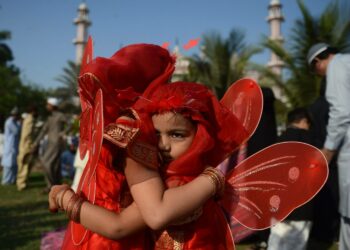Keskimäärin pakistanilaiset saavat neljä lasta. Kuvan pikkutytöt viettivät Eid al-Adha -juhlaa lokakuun lopulla Karachissa.