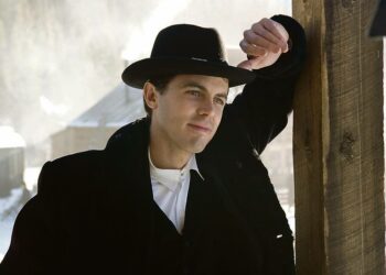 Jesse Jamesin elämä katkesi 34-vuotiaana, kun Jamesin lähipiiriin kuulunut 19-vuotias Robert Ford (Casey Affleck, kuvassa) ampui hänet.