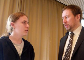 Ministeri Paavo Arhinmäki (oik.)  ja Loviisan kaupunginvaltuutettu Jerry Träskelin Uudenmaan nuorisotalkoiden avaustilaisuudessa. .
