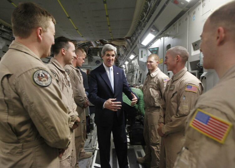 Yhdysvaltain ulkoministeri John Kerry lensi sunnuntaina C-17-sotilaskuljetuskoneella Ammanista Bagdadiin. Hän vaati Irakia estämästä asekuljetukset ilmatilansa kautta Iranista Syyrian hallitukselle.