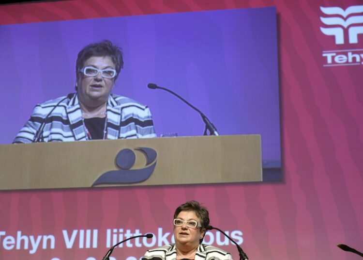 Jaana Laitinen-Pesola jättää Tehyn vetovastuun kuudentoista vuoden puheenjohtajuuden jälkeen.