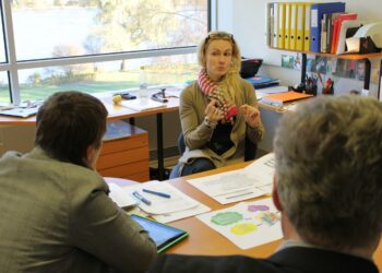 Palvelupäällikkö Kirsi Leinonen kertoi kansanedustajille miten ennaltaehkäisevä työ on Imatralla järjestetty.