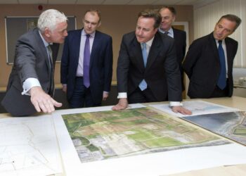 Pääministeri David Cameron tutkimassa Hinkleyn ydinvoimalan rakennussuunnitelmia maanantaina.