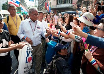 Thaimaan protestijohtaja Suthep Thaugsuban keräsi rahaa kannattajiltaan Bangkokissa viime viikolla. Hallituksen eroa vaativat mielenosoittajat yrittävät estää äänestäjien pääsyn äänestyspaikoille sunnuntain parlamenttivaaleissa.