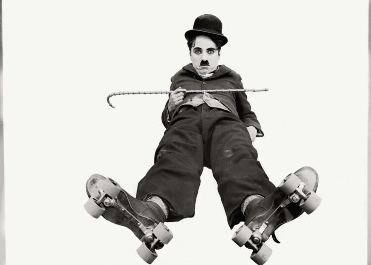 Kulkurin hahmo syntyi vuonna 1914. Kuva elokuvasta Charlie rullaluistimilla (1916).