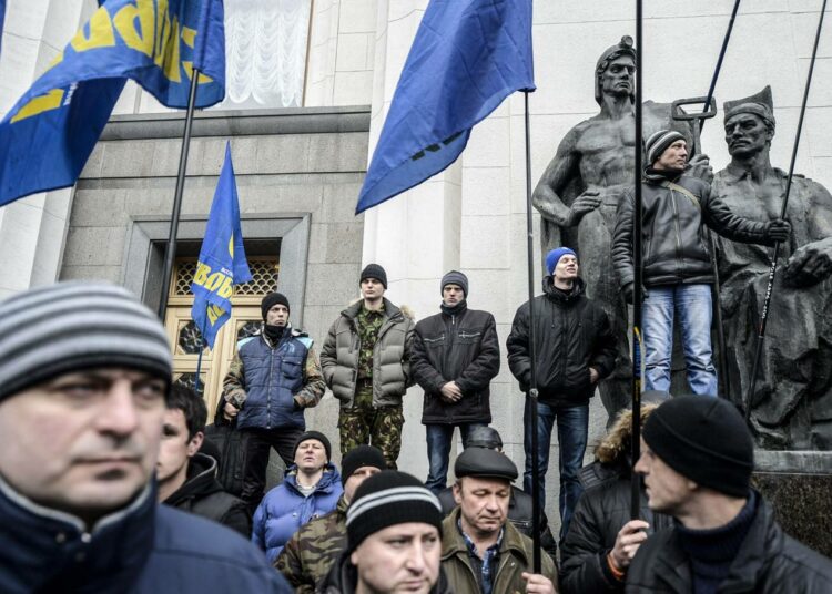 Svoboda-puolueen lippuja kantavia miehiä Ukrainan parlamentin luona helmikuun lopussa.