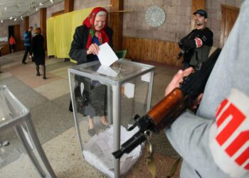 Aseistetut venäjänmieliset aktivistit seurasivat kansanäänestystä Donetskissa.