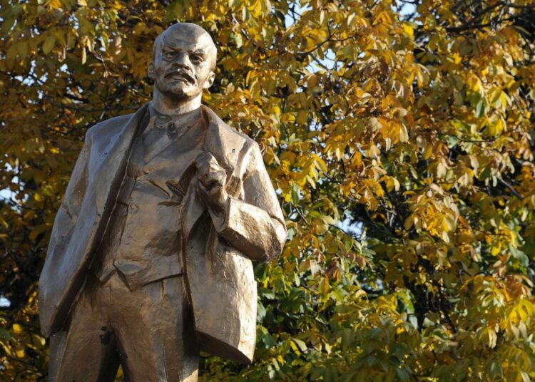 V.I. Leninin patsas Itä-Ukrainan Snižnessä.