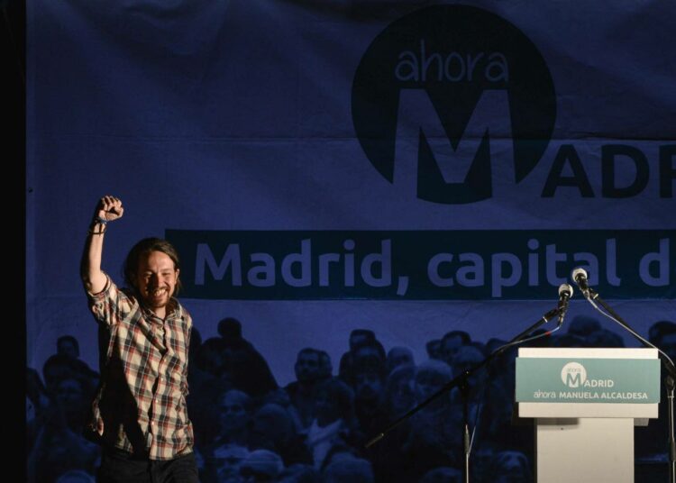 Podemosin johtaja Pablo Iglesias juhlimassa Podemosin tukemien ehdokkaiden menestystä Espanjan paikallisvaaleissa sunnuntaina.