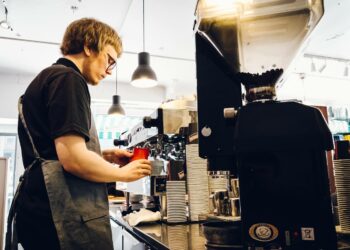 Barista Samuli Parkkinen valmistaa kahvia helsinkiläisessä Kaffesentralen -kahvilassa. Hänen omat lempikahvinsa tulevat Keniasta tai Etiopiasta.
