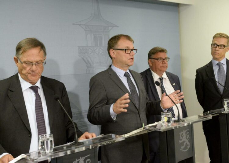 Yhteiskuntasopimuksen selvitysmies, ex-valtakunnansovittelija Juhani Salonius (vas.), pääministeri Juha Sipilä, ulkoministeri Timo Soini ja valtiovarainministeri Alexander Stubb yhteiskuntasopimusneuvotteluiden tiedostustilaisuudessa Kesärannassa Helsingissä torstaina illalla 20. elokuuta 2015. Ammattiliitto Pron torstaina julkistamien tietojen mukaan ay-liikkeen uudistuslista ei päässyt edes neuvottelupöytään.