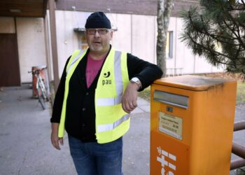 Helsingin Postikeskuksen pääluottamusmies Jari Pellikka. PAU:n Helsingin osastossa syytetään Postin johtoa ammattitaidottomuudesta.